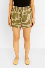 Short de algodón color beige con estampado abstracto en verde oliva, con cintura elastizada y bolsillos laterales.