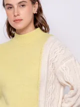 Sweater de punto color block con diseño de ochos en una manga, de manga larga y cuello redondo.