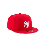 Gorro tipo snapback rojo de New Era con logo bordado de los New York Yankees en color blanco.