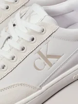 Zapatillas urbanas Calvin Klein Jeans color blanco, de cuero liso con apliques de gamuza en la puntera y logo CK en el lateral.