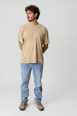 Remera color beige de corte recto y mangas cortas.