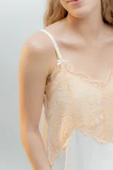 Camisón corto color beige con detalle de puntilla blanca en escote y ruedo, de breteles finos.