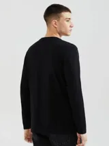 Camiseta básica unissex de manga larga y escote en V, de tacto suave y alta calidad.