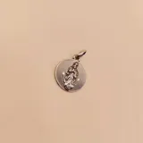 Dije redondo de plata 925 con la imagen en relieve de la Virgen de los 33.