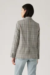 Blazer a cuadros color gris, con solapas de muesca, cierre frontal con un botón y bolsillos delanteros con solapa.