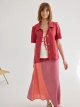 Falda midi color crudo de algodón, con pespuntes rojos a contratono y botones de coco en el lateral.