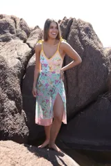 Entero de semivedetina con estampado floral y paddies desmontables. Incluye pareo con estampado floral.