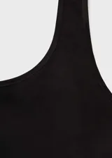 Musculosa negra de tejido fluido con tirantes anchos y cuello escotado.