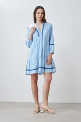 Vestido midi celeste con rayas verticales blancas y cinta ondulada azul marino en escote, mangas y ruedo.