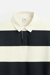 Sudadera tipo polo con cuello clásico, manga larga y diseño a rayas horizontales en color verde oscuro y crudo.
