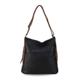 Cartera negra de simil cuero con apertura superior con cierre. Tiene detalle frontal en costura, dos bolsillos internos, un bolsillo divisor en el forro y bolsillos laterales con cierre. Incluye correa larga regulable.