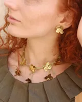 Collar corto con cordón de algodón color menta y flores de bronce.