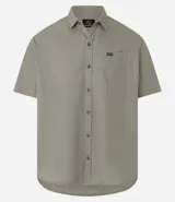 Camisa de hombre de corte relajado, color crudo, con cuello inglés, mangas cortas, abotonado delantero, bolsillo en el pecho y etiqueta de la marca.
