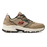 Championes Skechers Hillcrest Rocky Drift color beige con detalles en negro, azul y rojo. Diseño deportivo para senderos y caminatas, capellada de malla y cuero sintético, cordones, plantilla Skechers Memory Foam y suela de tracción flexible.