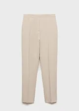 Pantalón de vestir color beige, de corte recto, con trabillas, tiro medio, bolsillos laterales y traseros.