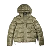 Campera puffer verde con capucha y cuello alto. Tiene cierre frontal con cremallera y botones a presión. Cuenta con dos bolsillos externos y sistema de ajuste regulable en la parte baja. Es acolchada, liviana y de corte regular.