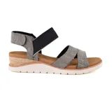 Sandalia con tiras con parte superior de cambray suave y tela elástica, plantilla acolchonada Skechers Plush Foam® y suela flexible.