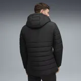 Campera puffer negra con capucha, cierre frontal y bolsillos laterales con cierre. Logo de Puma bordado en amarillo en el pecho izquierdo y escudo del Club Atlético Peñarol bordado en amarillo en el pecho derecho.