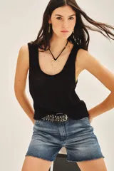 Top sin mangas color negro con escote en U pronunciado, tejido en punto compacto de textura sedosa y brillante.