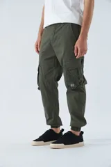 Pantalón cargo gris oscuro, corte slim, con cierre de botón y cremallera, trabillas para cinturón, bolsillos cargo con botón y puños ajustados.