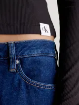 Remera negra de manga larga con cuello redondo y corte slim. Tejido de punto de canalé de algodón con elastano.