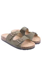 Sandalias bajas color borgoña con dos tiras anchas ajustables con hebilla metálica. Suela de corcho y base de goma.