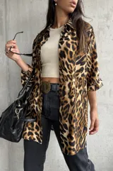 Camisa de estilo oversize con estampado animal print en tonos marrón y negro.