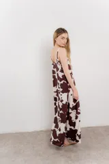 Maxi vestido de breteles finos con estampado animal print estilo vaca en tonos tierra.