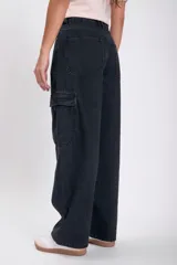 Pantalón cargo negro de corte amplio con bolsillos laterales con solapa.
