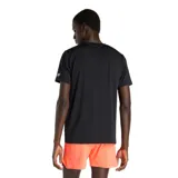 Remera deportiva de hombre New Balance, color negro, con logo de la marca estampado en el pecho en gris y blanco.