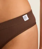 Pack de dos tangas de punto acanalado, una negra y otra marrón.
