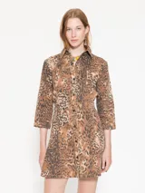 Vestido corto de gabardina con estampado animal print, corte entallado en la parte superior y falda tableada.
