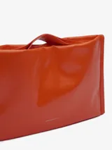 Bolso de mano negro acolchado, con asa de mano y asa larga regulable extraíble. Cierre magnético y logo grabado.