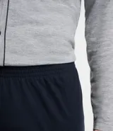 Conjunto de pijama largo confeccionado en media malla. Incluye una camisa de manga larga con botones y un pantalón con cintura elástica. La camisa tiene un ribete en contraste en la botonadura frontal.