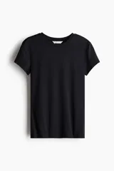 Remera negra entallada de punto suave con cuello redondo fino ribeteado.