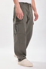 Pantalón cargo baggy color verde militar.