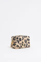 Neceser pequeño de nylon con estampado animal print, cierre de cremallera y logo metálico de la marca Bimba y Lola.