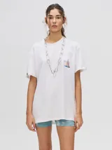 Remera blanca de corte holgado con estampado pequeño de un velero en el pecho.