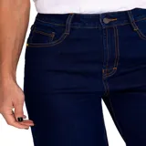 Pantalón de jean celeste de pierna ancha con roturas en ambas rodillas.