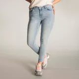 Pantalón de jean gris oscuro, corte skinny y tiro medio.