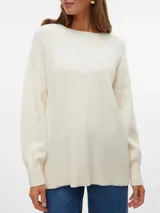 Sweater de punto color crudo, con cuello redondo y mangas largas con hombros caídos.