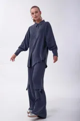 Pantalón cargo azul de tiro alto y corte ancho, con bolsillos laterales con solapa y cintura elástica.