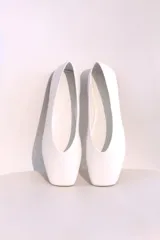 Ballerinas plateadas de cuero con punta cuadrada y suela plana.