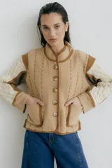Chaqueta tejida en lana merino y lambswool color negro, con detalles bordados en beige y marrón.