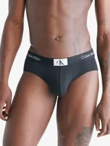 Pack de tres slips negros de Calvin Klein con cintura elástica con logo repetido.