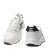 Championes urbanos Umbro color blanco con detalles en negro, confeccionados en cuero sintético y tela.