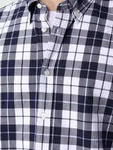 Camisa a cuadros azul marino y blanco, de manga larga y corte clásico.
