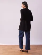 Cardigan azul en tejido acanalado con mangas largas.