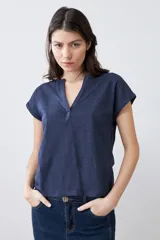 Remera color beige melange con escote en V y media cartera con botones.