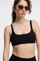 Top deportivo negro de lycra acanalada con breteles anchos y escote cuadrado.